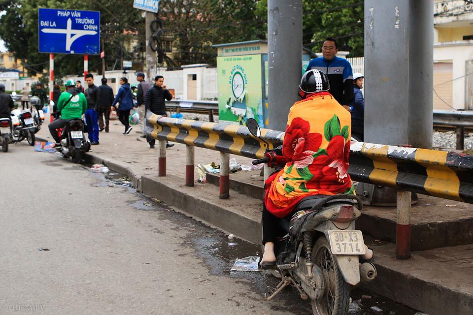Chùm ảnh: Người dân Hà Nội khoác cả chăn bông, mặc áo mưa xuống phố để tránh rét